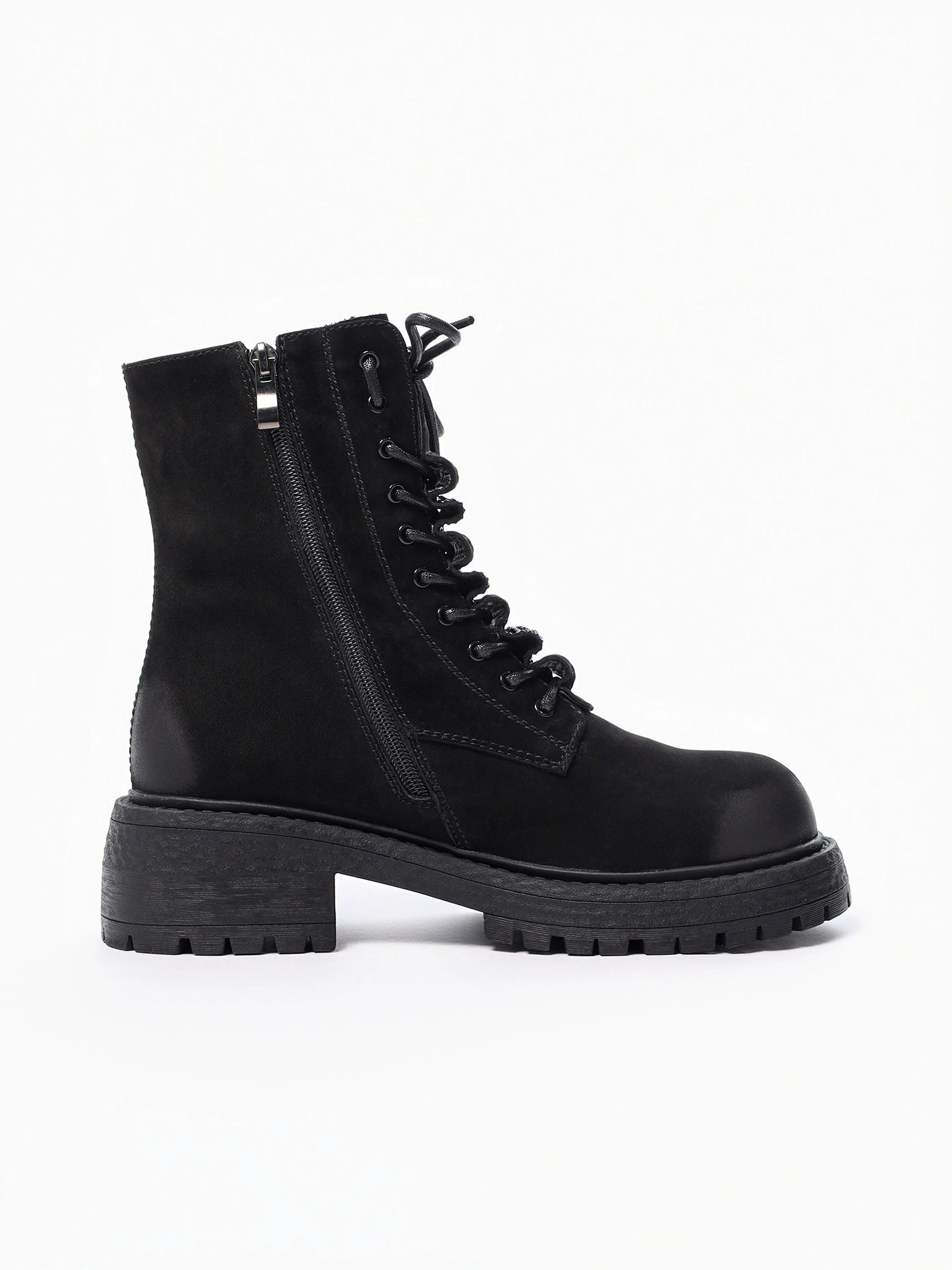 Ботинки-дерби черного цвета со стразами на высоком широком каблуке